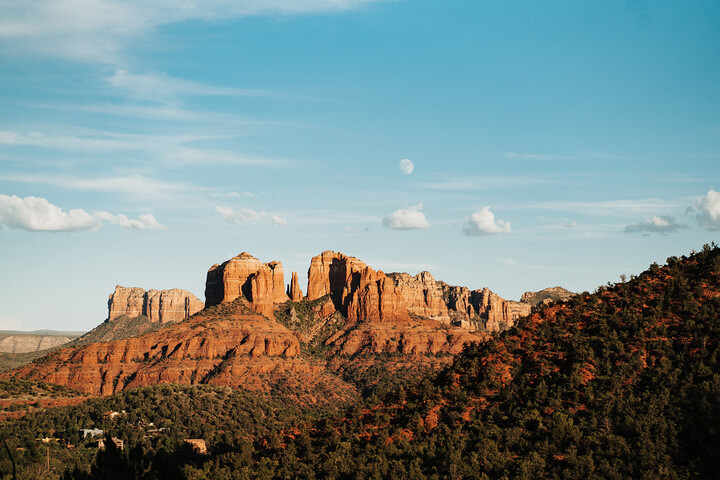 Photo of a mountain in Sedona national park with a blue sky in the background
