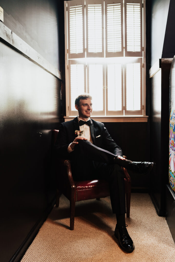 groom photos indoor 