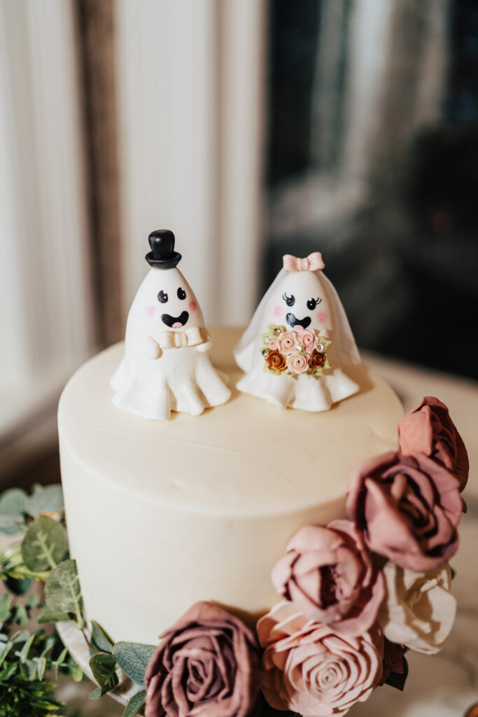 Black and ivory ghost cake toppers on wedding cake at The Whitlock Inn